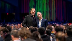 Basée à San Francisco, Salesforce est active dans la gestion de la relation client. La société a été fondée en 1999 par Marc Benioff (à gauche), Parker Harris (à droite), Dave Moellenhoff et Frank Dominguez.
