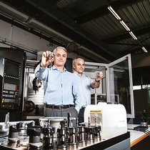 Olivier (à g.) et Patrick Haegeli, les dirigeants du fabricant de machines-outils de précision Willemin-Macodel.
