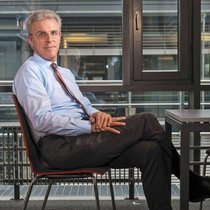 2008: Sergio Rossi est promu professeur ordinaire à l’Université de Fribourg où il dirige la Chaire de macroéconomie et d’économie monétaire. 2015: Il figure dans le classement des économistes les plus influents en Suisse établi par la Neue Zürcher Zeitung.