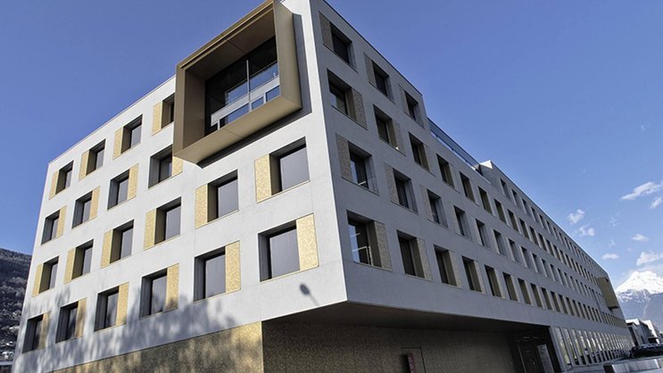 Le Groupe Mutuel (ici son siège à Martigny) vient de reprendre 150 employés de la société Maklerzentrum Schweiz.