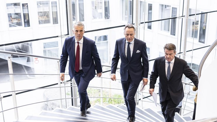 Sergio P. Ermotti, nouvellement nommé directeur général d’UBS, arrivant à une conférence de presse à Zurich le 23 mars 2023, avec le directeur général sortant, Ralph Hamers, et le président de la banque, Colm Kelleher.