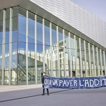 Des manifestants devant le SwissTech Convention Center de l’EPFL, un bâtiment qui a accueilli les députés du Grand Conseil vaudois jusqu’au 16 décembre.