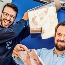 Une batterie qui ressemble à du papier aluminium: Abdessalem Aribia (à g.) et Moritz Futscher.
