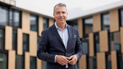 Alain Moser, directeur de l'Ecole Moser, fondée par son père Henri Moser en 1961 à Genève. Le nouveau campus de l'école pourra former dès la rentrée les jeunes de la 1P à la maturité.