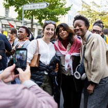 La députée européenne Rima Hassan s'est prêtée au jeu des selfies en marge d'une manifestation dénonçant la responsabilité des multinationales dans le conflit israélo-palestinien.