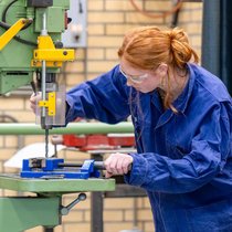 Après l'école, la plupart des jeunes commencent leur carrière par un apprentissage professionnel.