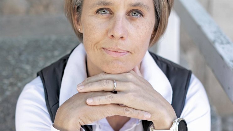 Libraire de formation, Emmanuelle Ossola bénéficie d’une expérience de plus de vingt-cinq ans dans la vente.