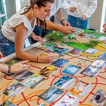 L’association est fondée officiellement en 2018, après trois ans de mise au point. Les ateliers ont essaimé dans 157 pays, dans 45 langues, au travers de plus de 70'000 bénévoles.