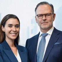 Alessia Ferronato représente la quatrième génération d'une dynastie d'entrepreneurs. Son père, Sandro Ferronato, possède et dirige le groupe KGS, la maison mère