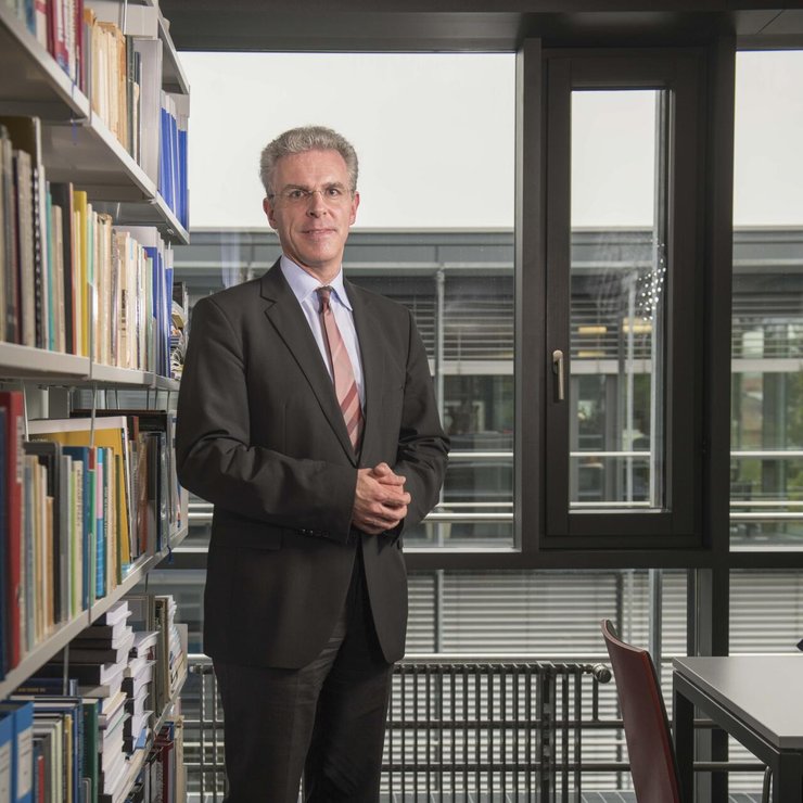 Sergio Rossi estime que la Suisse suit une trajectoire similaire à celle des Etats-Unis il y a trente ans, lorsque la modération salariale s’installait, jusqu’à la crise des subprimes en 2007.