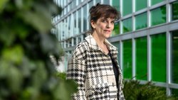Pour la professeure Caroline Henchoz, les femmes doivent discuter ouvertement d’argent avec leur partenaire. Un moyen de combler les inégalités de prévoyance serait, selon elle, de laisser à chacun autant d’argent personnel à disposition, peu importe leurs revenus respectifs.