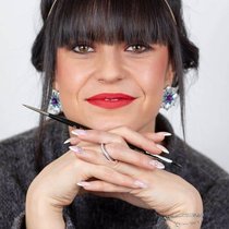 Estelle Lagarde (photo) avait tout arrêté en raison d’un burn-out. Près de quatre ans plus tard, la jeune artiste spécialisée dans le gouaching dessine parures et montres pour la haute joaillerie.