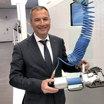 Le CEO Jacques Kowalczuk tient dans ses mains l’une des machines de clinchage phares de la société.