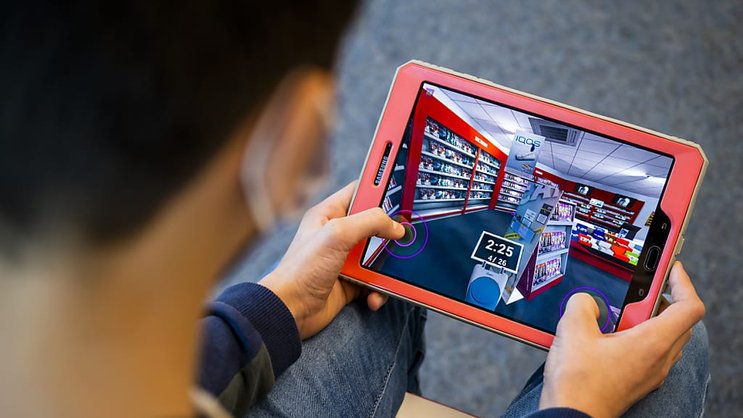 Un jeune joue sur une tablette avec le jeu "Splash pub" qui sensibilise les jeunes à l'onipresence de la publicité pour le tabac (Photo d'illustration.