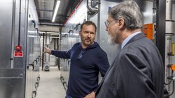 Boris Siegenthaler, cofondateur d’Infomaniak, présente son data center à Robert Cramer, président du conseil d’administration des SIG, lors de son inauguration en janvier 2025.