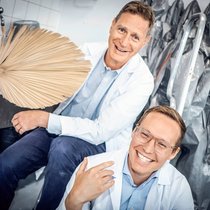 Les merveilles de la chimie: Oliver Polcher (à g.) et Lukas Schertel obtiennent à partir de feuilles de palmier des microparticules diffusant la lumière.