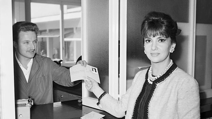 Le permis de conduire bleu au format papier, tel celui obtenu à Sion par l'actrice Gina Lollobrigida, ne sera plus valable dès 2024. (Image d'archives)