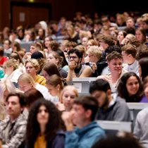De nombreux étudiants en économie souhaitent travailler dans le secteur financier après leur diplôme universitaire.
