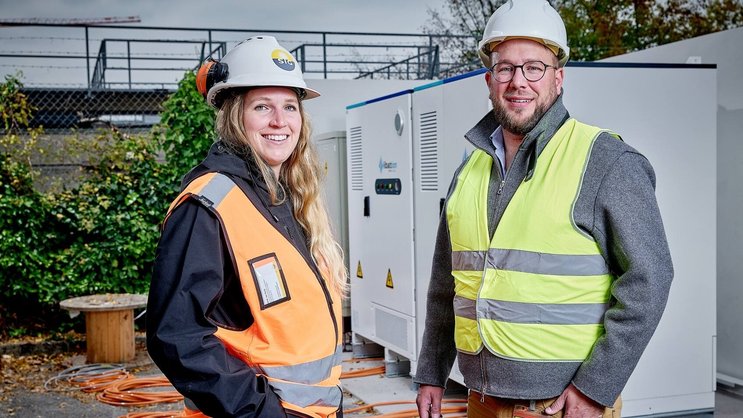 Sarah van Rooij (SIG) et Loïc Viret (Evaarist) ont participé en octobre au lancement d’un projet inédit de batteries reconditionnées à Genève.