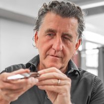 Michael Bach est fabricant en fondant Sknife.