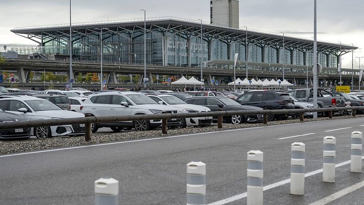 En mars déjà, l'aéroport de Bâle-Mulhouse avait dû être évacué à plusieurs reprises, en raison de fausses alertes à la bombe (archives).