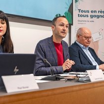 De g. à dr.: Laure de Courten, cheffe de l'inspection cantonale de l'emploi et de l'aide sociale, Mathias Reynard, conseiller d'Etat valaisan, Niklaus Furger, représentant des communes, lors d'une conference de presse sur le 6 décembre 2024.
