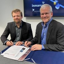 Emile de Rijk (à g), CEO et cofondateur de Swissto12, et Peter Hadinger, Chief Technology Officer d'Inmarsat, lors de la signature du contrat.