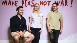 De la viande végétale à partir de fibres et de protéines issues de pois, d’avoine et de tournesol: l’équipe de Planted avec Pascal Bieri (à g.), Judith Wemmer et Lukas Böni.