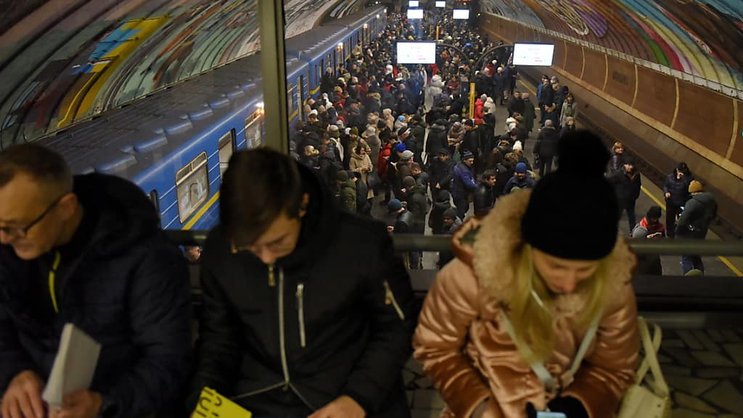 Des habitants s'abritent à l'intérieur d'une station de métro lors d'une alerte au raid aérien à Kiev.