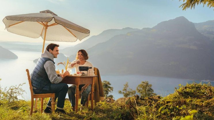 Une publicité réussie pour la Suisse cet automne: Roger Federer et Halle Berry dégustent une fondue. Mais certaines régions étouffent.