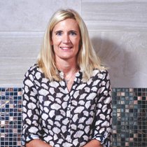 Ariane Scheidegger a décidé de ne pas trancher entre son goût pour le voyage et la gestion du manoir familial de l’Oselière, une bâtisse de 1890 qu’elle a transformée avec son mari.