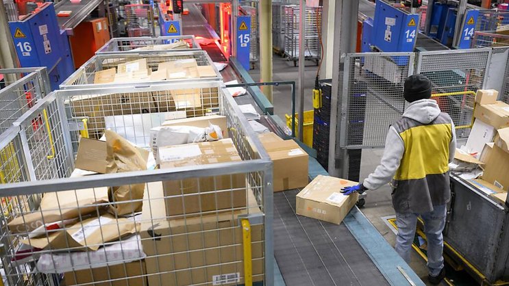 Moins de lettres, plus de colis: cette évolution constatée depuis plusieurs années va se poursuivre, prévient la Poste (archives).