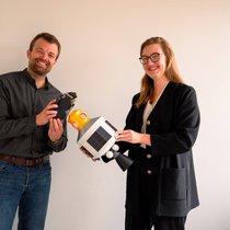 Emile de Rijk, CEO de Swissto12, et Julie Böhning, CEO de Pave Space, après la signature de leur accord de réservation de transfert orbital commercial.