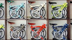 Le magasin La Pédale, à Lausanne, spécialisé dans les vélos pliables de la marque Brompton, fait aussi office de «café-vélo».