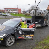 La caravane Solar Butterfly alimentée à l'énergie solaire et son promoteur Louis Palmer ont été accueillis jeudi à la Haute école de Lucerne après un tour du monde de quatre ans.