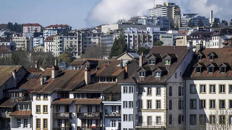Cette hausse réglementée de 25 points de base, à 1,75%, avait alors ouvert la porte à l'augmentation par les bailleurs à hauteur de 3% des loyers indexés sur cet instrument. (KEYSTONE/Peter Schneider)