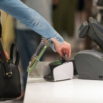 Les requérants d'asile sont souvent contraints de verser de l’argent à des organisations politiques ou religieuses de leur pays, ou encore à des réseaux de passeurs, selon les partisans de la mesure. (archives)