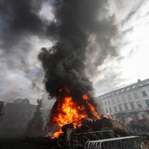 Jeudi à Bruxelles, en marge du sommet européen entre chefs d'Etat et de gouvernement, des milliers d'agriculteurs sont venus faire entendre leur colère. Pneus en feu, jets de pommes de terre et de projectiles auxquels ont répondu des canons à eau et des tirs de gaz lacrymogènes de la police.