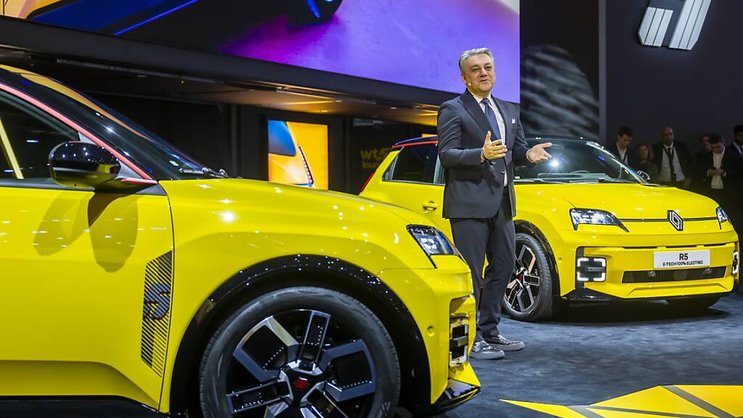 Le patron de Renault, Luca De Meo, présente au Salon de l'auto à Genève la nouvelle R5 à batterie, un modèle censé marquer les esprits par son design tout en démocratisant les voitures électriques fabriquées en France.