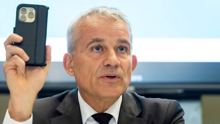 Le conseiller fédéral Beat Jans explique l'utilisation pratique du permis d'élève conducteur numérique (ePEC).