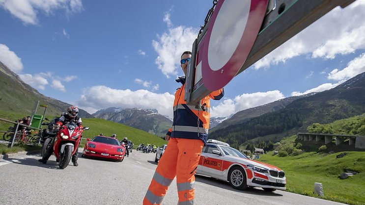 La voie est désormais libre sur la route du col du Gothard. L'axe touristique a été rouvert au trafic mercredi après sa fermeture annuelle hivernale (archives).