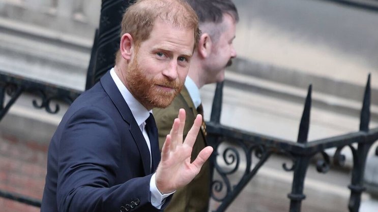 Harry, qui tient les paparazzi pour responsables de la mort de sa mère Diana en 1997 à Paris, nourrit une forte animosité contre la puissante presse à scandale britannique.