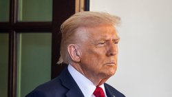 Donald Trump a annoncé lundi qu'il se rendrait en Chine au début de l'année prochaine afin de rencontrer le président Xi Jinping.