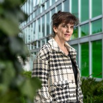Pour la professeure Caroline Henchoz, les femmes doivent discuter ouvertement d’argent avec leur partenaire. Un moyen de combler les inégalités de prévoyance serait, selon elle, de laisser à chacun autant d’argent personnel à disposition, peu importe leurs revenus respectifs.
