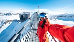 Photo style selfie sur le PeakWalk by Tissot avec derriere la Botta et le drapeau suisse au vent
Photo style selfie sur le PeakWalk by Tissot avec derriere la Botta et le drapeau suisse au vent