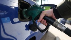 La guerre au Moyen-Orient perturbe les exportations mondiales de pétrole, dont 20% transite par le détroit d'Ormuz, actuellement bloqué, ce qui fait monter le prix de l'essence (archives).