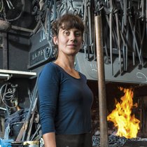 Bertille Laguet a repris la forge au début du mois d’octobre à Philippe Naegele, son mentor, qui lui a appris le métier.