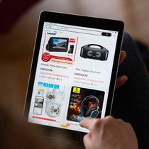 Les plateformes de commerce en ligne devraient signaler clairement sur leur site les produits qui sont interdits en Suisse (image symbolique).