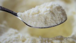 Foodwatch demande des investigations contre les entreprises impliquées dans le rappel massif de laits infantiles initié en décembre, en raison de la présence de céréulide, une toxine causée par une bactérie, dans certains lots (archives).