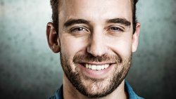 L’écrivain genevois Joël Dicker a racheté en décembre la chocolaterie Du Rhône avec un associé. Une enseigne où il aimait se rendre, enfant, avec ses grands-parents.